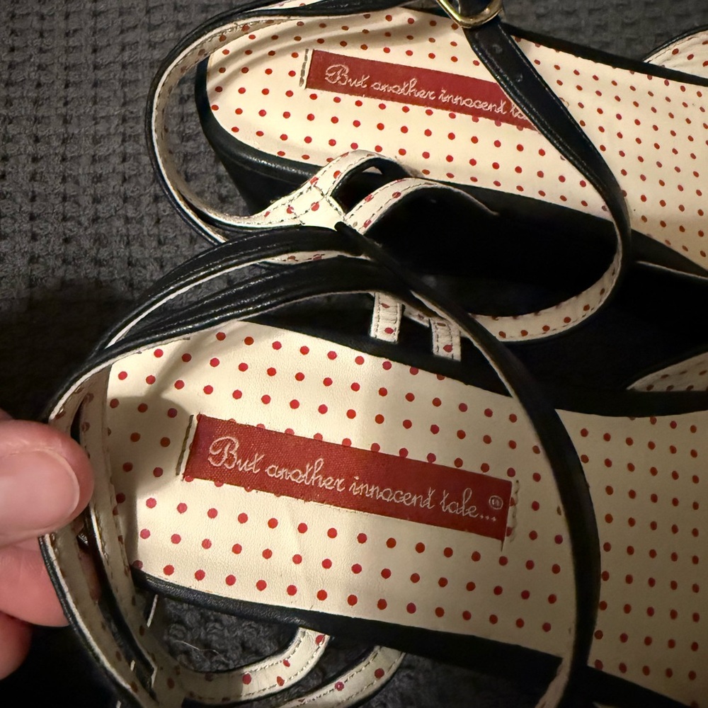 Elegant Black Cutout Sandals - Picture 2 of 4